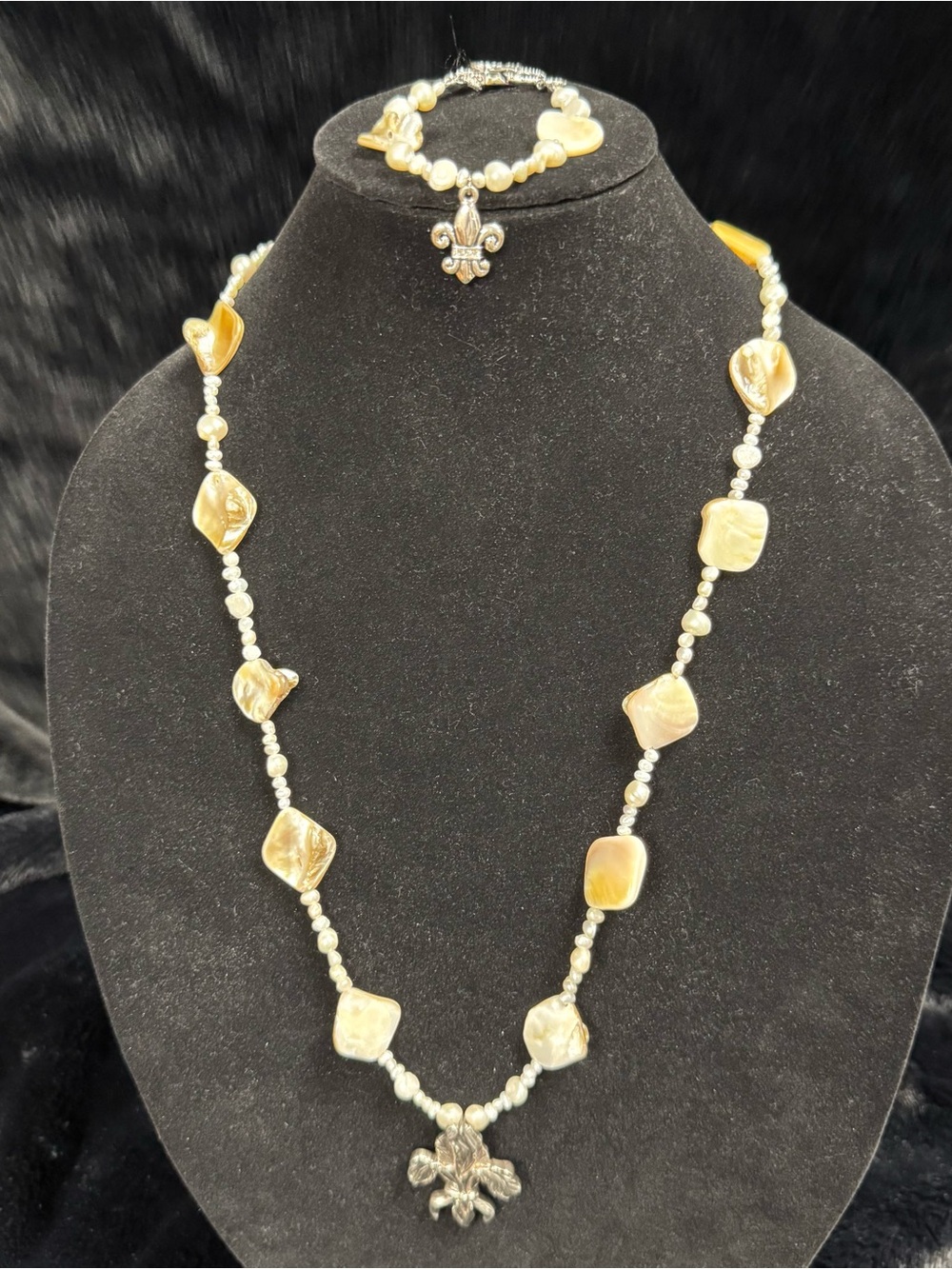 Pearl and Shell Pendant Necklace in Gold-Toned Cream